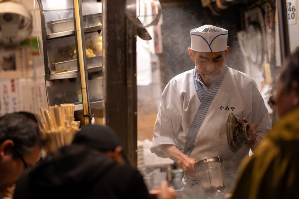 chef japonais dans son restaurant