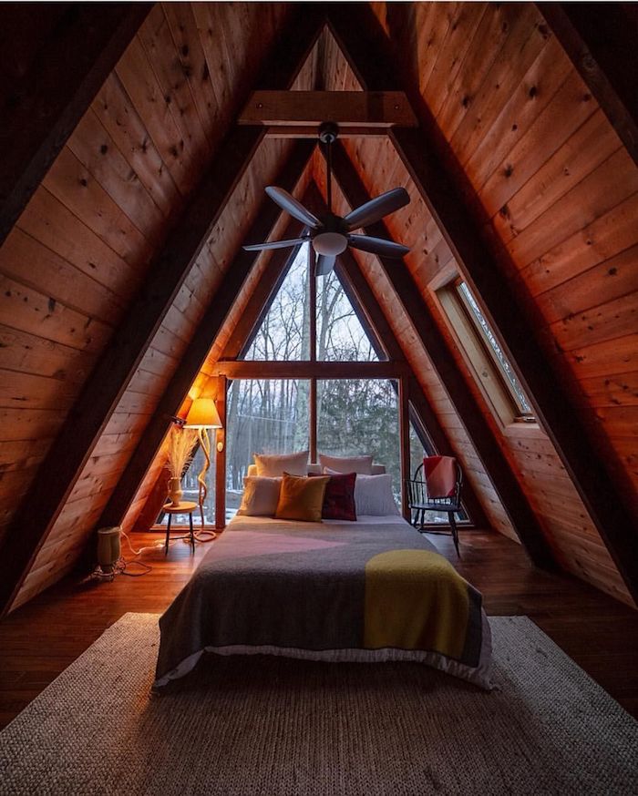 belle-chambre-sous-comble-chalet-bois-lit-confortable-deco-montagne-décoration-chambre-à-coucher-rustique